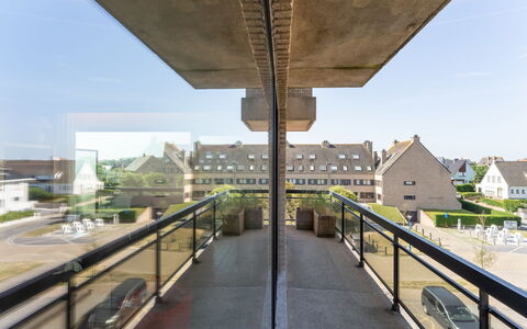 Zandstuyver Close by the Sea: Balcone, Illuminazione Diurna, Brutalismo