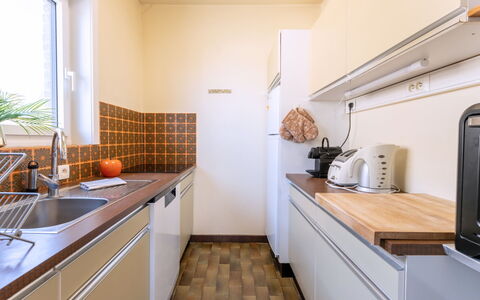 Zandstuyver Close by the Sea: Cucina, Controsoffitto, Apparecchio Major, Pavimentazione, Lavandino Della Cucina, Elettrodomestico Da Cucina, Idraulico Fixture, Lavello, Interior Design, Pavimento