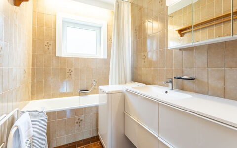 Zandstuyver with Balcony: Pavimentazione, Bagno, Pavimento, Idraulico Fixture, Interior Design, Parete, Lavello, Lavandino Del Bagno, Soffitto, Rubinetto