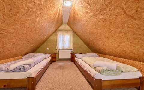 Stodola: Legna, Pavimentazione, Pavimento, Interior Design, Camera Da Letto, Casa, Color Legno, Camera, Letto, Soffitto