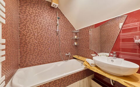 Stodola: Bagno, Idraulico Fixture, Pavimentazione, Interior Design, Pavimento, Rubinetto, Vasca Da Bagno, Lavello, Lavandino Del Bagno, Idraulico