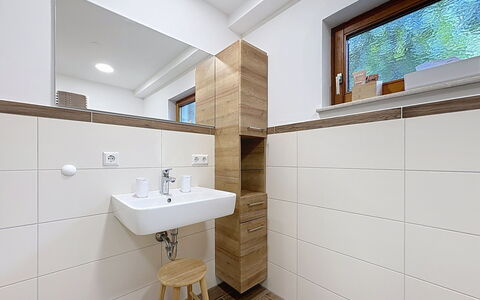 Sonne: Pavimentazione, Parete, Interior Design, Legna, Idraulico Fixture, Pavimento, Bagno, Lavandino Del Bagno, Rubinetto, Lavello