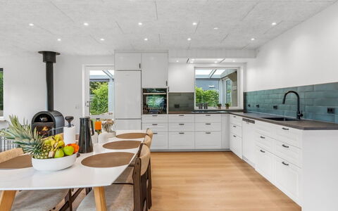 Aischa - 1.5Km from the Sea: Cucina, Pavimentazione, Controsoffitto, Interior Design, Legna, Mobilia, Pavimento, Elettrodomestico Da Cucina, Soffitto, Pavimento In Legno