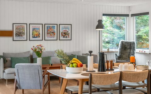 Aischa - 1.5Km from the Sea: Mobilia, Interior Design, Pavimentazione, Tavolo, Legna, Sedia, Sala Da Pranzo, Cucina & Sala Da Pranzo Tavolo, Pavimento, Cornice