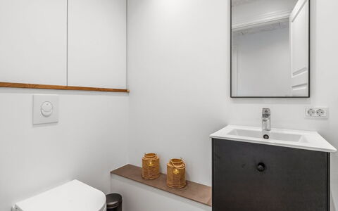 Aischa - 1.5Km from the Sea: Parete, Pavimentazione, Idraulico Fixture, Interior Design, Pavimento, Bagno, Toilet Seat, Gabinetto, Mobiletto Del Bagno, Rubinetto
