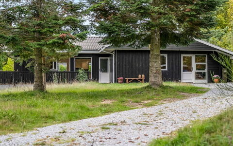 Aischa - 1.5Km from the Sea: Erba, Costruzione, Ramo, Casa, Arbusto, Casa, Villetta, Tetto, Zona Residenziale, Lotto