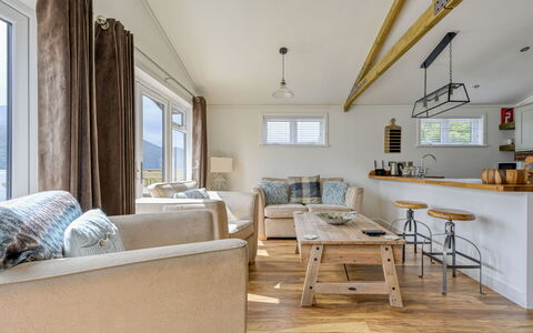 Loch Ness Hamptons Lodge: Legna, Pavimentazione, Pavimento, Soffitto, Mobilia, Pavimento In Legno, Latifoglie, Color Legno, Divano, Soggiorno