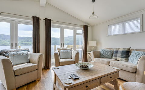 Loch Ness Hamptons Lodge: Mobilia, Interior Design, Divano, Pavimentazione, Pavimento, Soffitto, Camera, Soggiorno, Casa