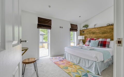 Loch Ness Hamptons Lodge: Mobilia, Interior Design, Pavimentazione, Pavimento, Camera Da Letto, Letto, Parete, Legna, Soffitto, Camera