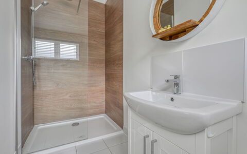 Loch Ness Hamptons Lodge: Bagno, Parete, Pavimentazione, Idraulico Fixture, Interior Design, Pavimento, Lavello, Lavandino Del Bagno, Idraulico, Rubinetto