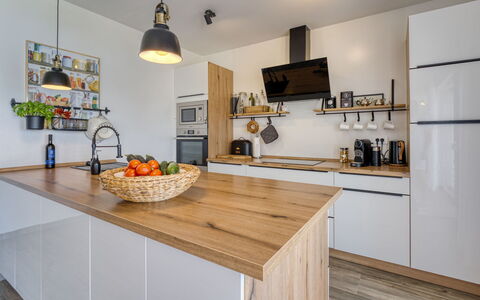 Providenca: Cucina, Controsoffitto, Mobilia, Interior Design, Pavimentazione, Cabinetry, Legna, Elettrodomestico Da Cucina, Soffitto, Pavimento