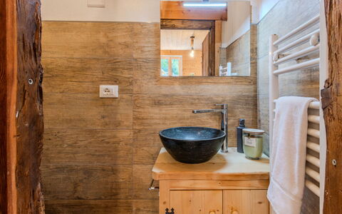 Sorico Albonico 697: Lavandino Del Bagno, Pavimentazione, Idraulico Fixture, Parete, Lavello, Interior Design, Bagno, Pavimento, Legna, Rubinetto
