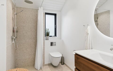 Ion - 750M from the Sea: Pavimentazione, Pavimento, Idraulico Fixture, Parete, Interior Design, Bagno, Legna, Mobiletto Del Bagno, Lavello, Gabinetto