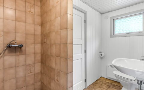 Elif - 200M from the Sea: Bagno, Parete, Pavimentazione, Idraulico Fixture, Pavimento, Interior Design, Idraulico, Piastrella, Soffitto, Gabinetto