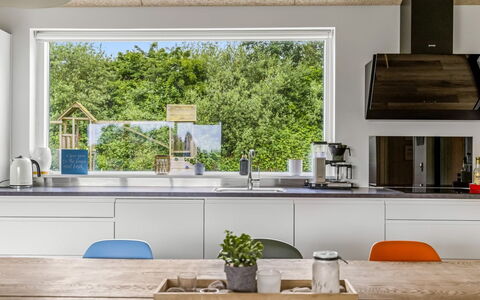 Anabel - 800M from the Sea: Cucina, Controsoffitto, Mobilia, Interior Design, Elettrodomestico Da Cucina, Legna, Pavimentazione, Cabinetry, Elettrodomestico, Illuminazione