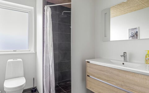 Anabel - 800M from the Sea: Pavimentazione, Pavimento, Idraulico Fixture, Bagno, Lavello, Interior Design, Mobiletto Del Bagno, Lavandino Del Bagno, Idraulico, Gabinetto