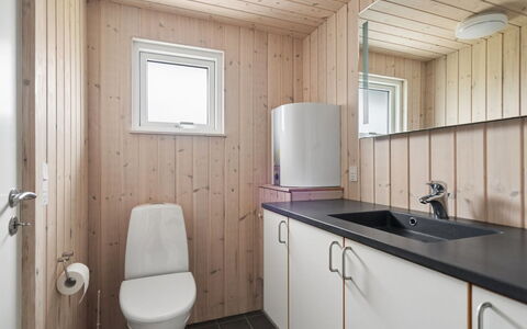 Algeth - 2.5Km from the Sea: Idraulico Fixture, Pavimentazione, Legna, Lavello, Pavimento, Bagno, Interior Design, Gabinetto, Rubinetto, Idraulico
