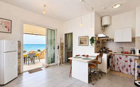 La Casa in Riva al Mare: Mobilia, Pavimento, Appartamento, Sedia, Shade, Cucina & Sala Da Pranzo Tavolo, Pianta Della Casa, Ricorrere, Balcone, Attico