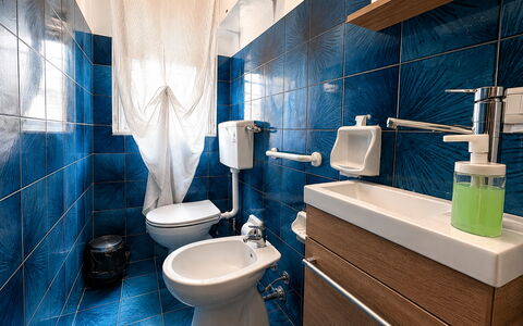 La Casa in Riva al Mare: Pavimentazione, Idraulico Fixture, Pavimento, Toilet Seat, Interior Design, Gabinetto, Bagno, Idraulico, Lavello, Piastrella