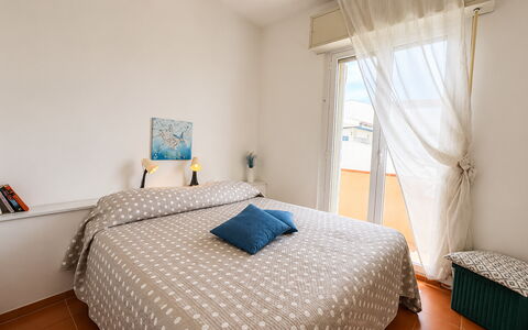 La Casa in Riva al Mare: Letto, Camera Da Letto, Mobilia, Parete, Interior Design, Lenzuolo, Bedding, Legna, Pavimento, Biancheria