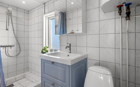 Gustav - 50M from the Sea: Pavimentazione, Idraulico Fixture, Pavimento, Lavello, Bagno, Interior Design, Gabinetto, Lavandino Del Bagno, Rubinetto, Idraulico