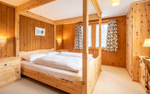 Chalet Cauma: Interior Design, Legna, Camera Da Letto, Mobilia, Letto, Soffitto, Pavimento, Illuminazione, Pavimentazione, Camera