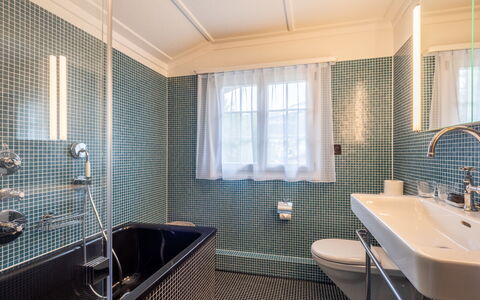 Chalet Cauma: Bagno, Idraulico Fixture, Pavimentazione, Interior Design, Pavimento, Idraulico, Vasca Da Bagno, Rubinetto, Piastrella, Lavello