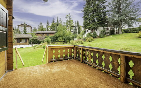 Chalet Cauma: Arbusto, Giardino, Lotto, Groundcover, Prato, Landscaping, Cortile, Color Legno, Backyard, Recinzione