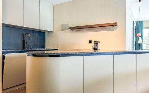 Casa Partnun 4-3: Interior Design, Controsoffitto, Pavimentazione, Cucina, Legna, Elettrodomestico Da Cucina, Cabinetry, Pavimento, Soffitto, Mobilia