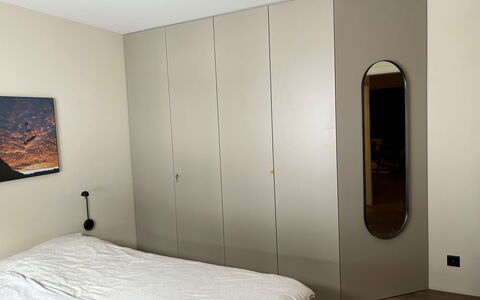 Casa Partnun 4-3: Parete, Interior Design, Camera Da Letto, Pavimentazione, Legna, Pavimento, Mobilia, Letto, Illuminazione, Soffitto