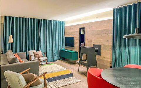 Casa Partnun 4-3: Mobilia, Interior Design, Pavimentazione, Legna, Pavimento, Tessile, Camera, Soffitto, Illuminazione, Tavolo