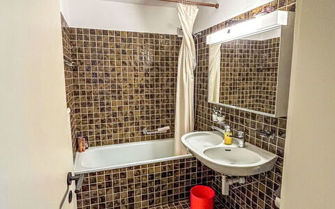 Casa Partnun 4-3: Parete, Idraulico Fixture, Bagno, Pavimentazione, Pavimento, Interior Design, Toilet Seat, Gabinetto, Idraulico, Lavandino Del Bagno