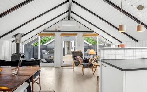 Ragnborg - 700M from the Sea: Legna, Soffitto, Pavimentazione, Interior Design, Pavimento, Mobilia, Pavimento In Legno, Sedia, Attico, Cucina & Sala Da Pranzo Tavolo