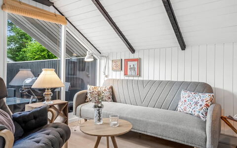 Ragnborg - 700M from the Sea: Mobilia, Interior Design, Pavimentazione, Legna, Divano, Pavimento, Soffitto, Tessile, Soggiorno, Illuminazione