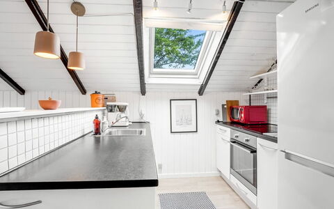 Ragnborg - 700M from the Sea: Cucina, Legna, Soffitto, Interior Design, Pavimentazione, Controsoffitto, Apparecchio Major, Pavimento, Elettrodomestico Da Cucina, Attico
