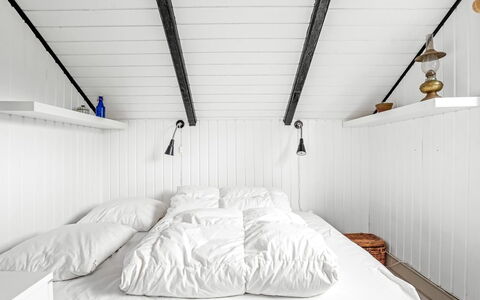 Ragnborg - 700M from the Sea: Camera Da Letto, Legna, Soffitto, Letto, Interior Design, Pavimento, Illuminazione, Bedding, Lenzuolo, Biancheria
