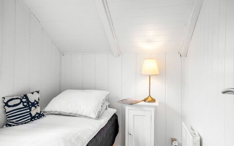 Ragnborg - 700M from the Sea: Camera Da Letto, Legna, Letto, Interior Design, Lenzuolo, Pavimento, Pavimentazione, Bedding, Biancheria, Soffitto