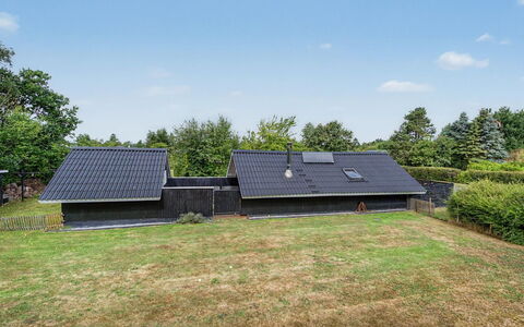 Ragnborg - 700M from the Sea: Erba, Tetto, Casa, Casa, Villetta, Groundcover, Giardino, Prato, Pendenza, Shade