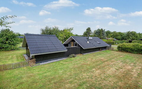 Ragnborg - 700M from the Sea: Erba, Tetto, Casa, Casa, Villetta, Area Rurale, Groundcover, Prato, Giardino, Pendenza