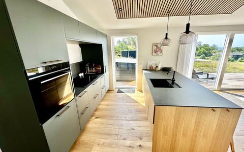 Theodora - 600M from the Sea: Cucina, Controsoffitto, Pavimentazione, Mobilia, Interior Design, Elettrodomestico Da Cucina, Pavimento, Legna, Pavimento In Legno, Cabinetry