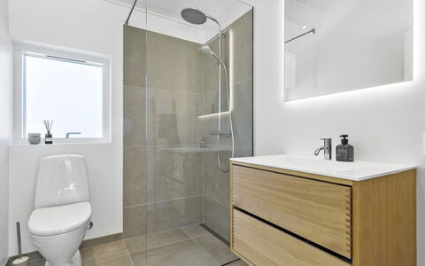 Theodora - 600M from the Sea: Bagno, Pavimentazione, Pavimento, Idraulico Fixture, Interior Design, Lavandino Del Bagno, Mobiletto Del Bagno, Gabinetto, Lavello, Rubinetto