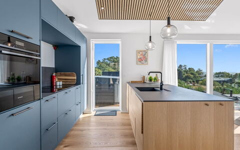 Theodora - 600M from the Sea: Cucina, Controsoffitto, Legna, Pavimentazione, Mobilia, Interior Design, Elettrodomestico Da Cucina, Cabinetry, Pavimento, Soffitto