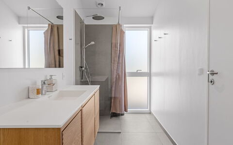 Theodora - 600M from the Sea: Pavimentazione, Pavimento, Interior Design, Idraulico Fixture, Parete, Lavandino Del Bagno, Lavello, Legna, Mobiletto Del Bagno, Bagno