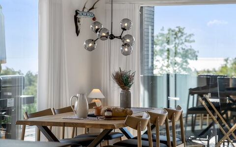 Theodora - 600M from the Sea: Mobilia, Interior Design, Legna, Sala Da Pranzo, Sedia, Lampada, Cucina & Sala Da Pranzo Tavolo, Soffitto, Pavimentazione, Tavolo