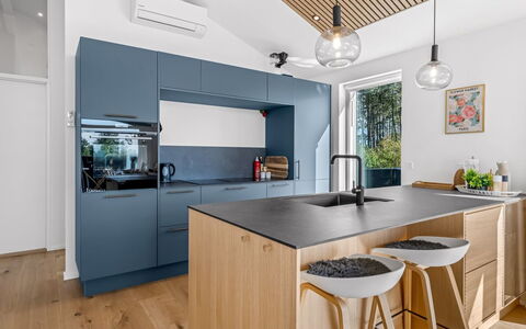 Theodora - 600M from the Sea: Mobilia, Controsoffitto, Cucina, Interior Design, Pavimentazione, Cabinetry, Elettrodomestico Da Cucina, Pavimento, Legna, Soffitto