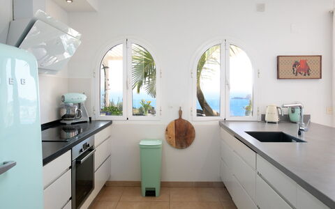 Lotus: Cucina, Elettrodomestico Da Cucina, Controsoffitto, Interior Design, Mobilia, Pavimentazione, Apparecchio Major, Elettrodomestico, Cabinetry, Pavimento