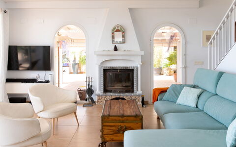 Lotus: Mobilia, Interior Design, Divano, Pavimentazione, Tavolo, Soggiorno, Casa, Pavimento, Camera, Sedia