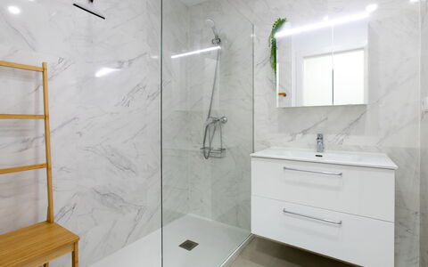 Sea Garden: Pavimentazione, Pavimento, Idraulico Fixture, Interior Design, Bagno, Mobiletto Del Bagno, Idraulico, Piastrella, Rubinetto, Soffitto