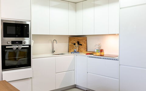 Sea Garden: Cucina, Elettrodomestico Da Cucina, Cabinetry, Controsoffitto, Pavimentazione, Legna, Interior Design, Apparecchio Major, Mobilia, Pavimento