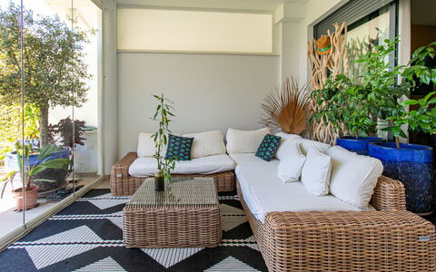 Sea Garden: Mobilia, Divano, Interior Design, Soggiorno, Vaso Di Fiori, Pavimentazione, Pavimento, Sedia, Pianta Della Casa